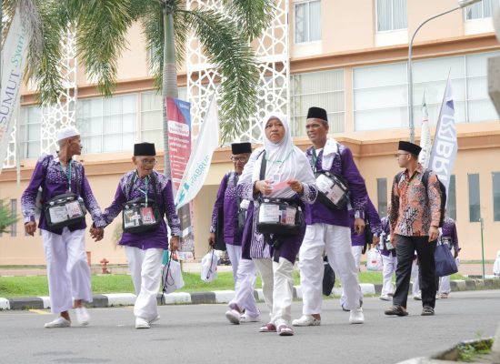 Jelang Pemberangkatan Gelombang 2, Tamu Allah Diimbau Pakai Kain Ihram Sejak di Embarkasi