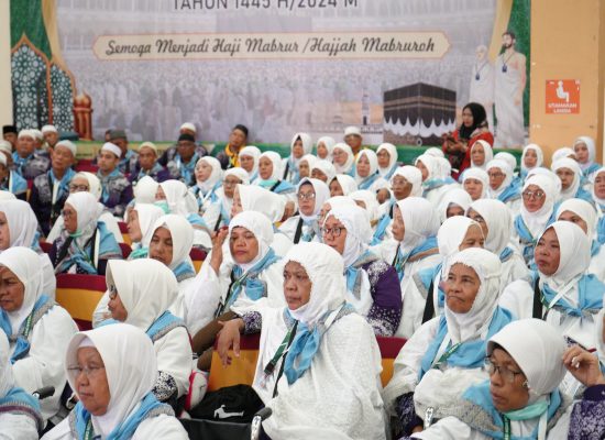 Pemkab Deli Serdang Berikan Bantuan Baju Koko dan Mukena Untuk Tamu Allah