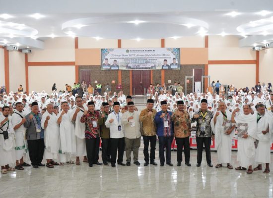 Kakanwil Kemenagsu Lepas Keberangkatan 360 Tamu Allah Kloter 17 Asal Binjai dan Medan