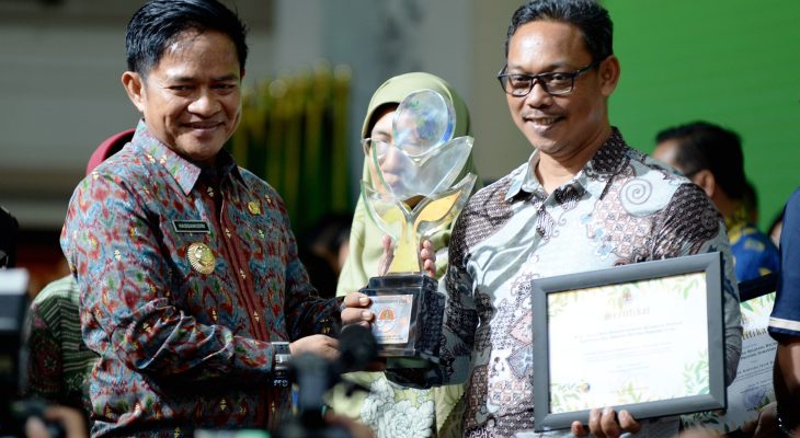 Pj Gubernur Sumut Serahkan Penghargaan Lingkungan Hidup kepada 227 Perusahaan