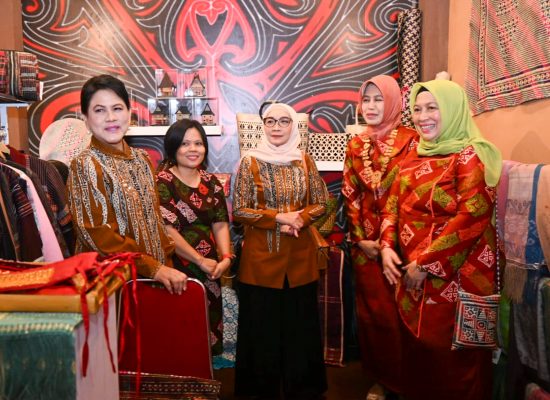 Ibu Negara Puji Stan Sumut di Dekranas Expo 2024