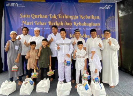 Bank Mandiri Region 1/Sumatera 1 Bagikan 1.100 Daging Hewan Kurban