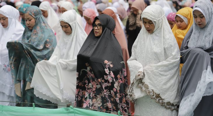 Diiringi Hujan Gerimis, dr Susanti dan Ribuan Umat Muslim Tetap Khusyuk Sholat Idul Adha di Lapangan Adam Malik