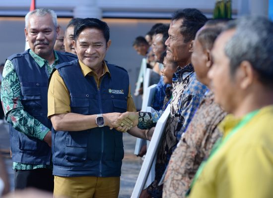Lindungi dan Sejahterakan Nelayan Sumut, Pj Gubernur Serahkan Asuransi Nelayan dan Luncurkan NEMBUSH