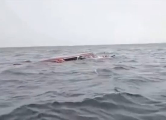 Kapal Wisata di Tapteng Tujuan Pulau Kalimantung Terbalik Diterjang Ombak, 3 Penumpang Tewas