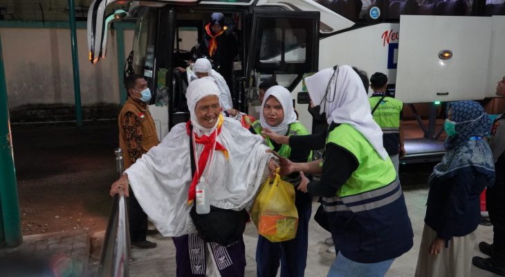 Hujan Deras Iringi Kedatangan Jemaah Haji Kloter 16 di Bandara Kualanamu