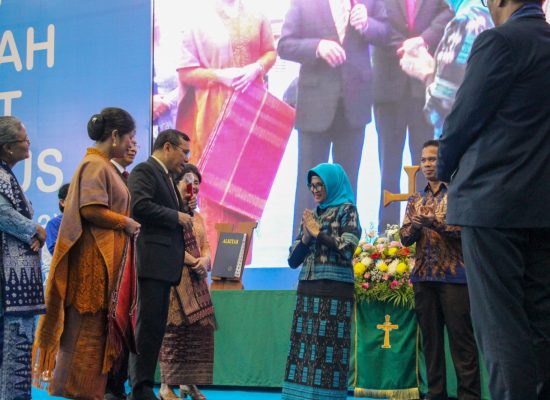 Pesta Puncak Jubileum 125 Tahun Zending HKBP,  Ephorus Ulosi dr Susanti