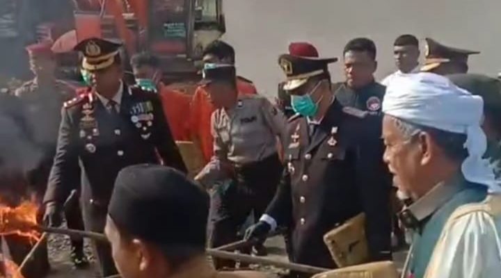 Polres Mandailing Natal Musnahkan Barang Bukti 140 kg Ganja di Lapangan Tantya Sudhirajati