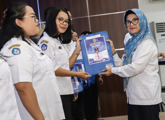 Serahkan Perpanjangan SK kepada 368 PPPK, dr Susanti Warning Agar Hak Guru Jangan Dipersulit