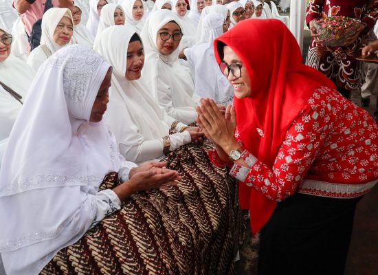 dr Susanti Tepung Tawar Jamaah Haji Pematangsianțar sekaligus Penyerahan Tali Asih ke Peserta MTQ Berprestasi Tingkat Sumut
