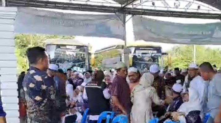 Jamaah Haji Kloter 21 Gabungan Asal Mandailing Natal Tiba di Mesjid Agung
