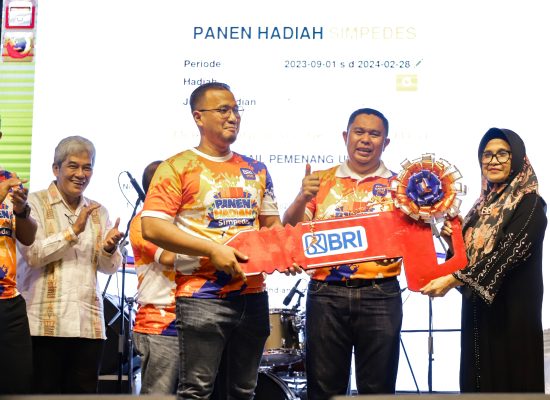Dihibur Jun Munthe dan Delima KDI, dr Susanti Bersama Ribuan Masyarakat Hadiri Panen Hadiah Simpedes BRI