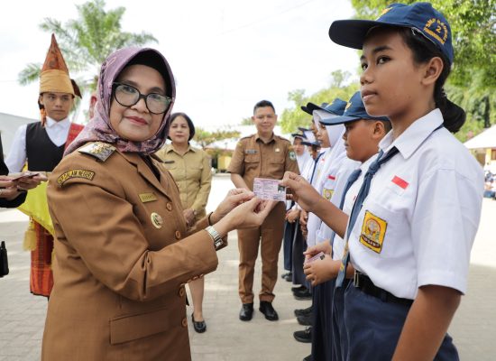 Penuhi Hak Anak, dr Susanti Serahkan KIA di SMPN 2 Pematangsiantar