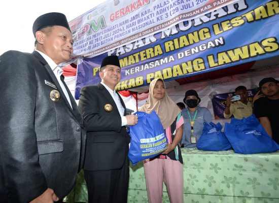 Peringati Hari Jadi Kabupaten Padanglawas ke-17, Agus Fatoni Bagikan Sembako, Alsintan hingga Bantuan bagi UMKM