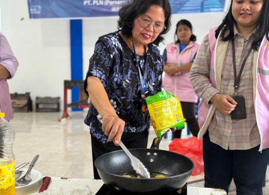 PLN UP3 Sibolga Perkenalkan Kompor Induksi ke YP Parulian Tobasa