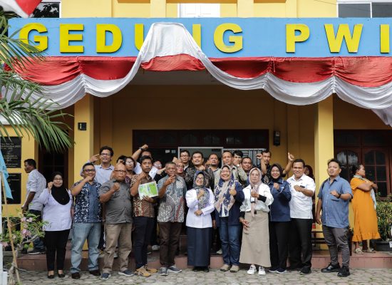 Serahkan Kartu dan Sertifikat UKW, dr Susanti Tegaskan Jurnalis Sahabat Pemko Pematangsiantar