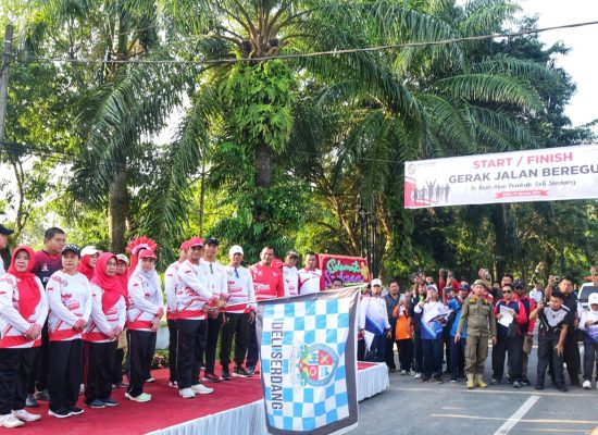 Pj Bupati & Pj Ketua TP PKK Lepas Peserta Gerak Jalan Beregu