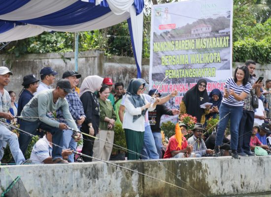 Lomba Mancing Bersama Masyarakat, dr Susanti Dapat Ikan Mas Cukup Besar