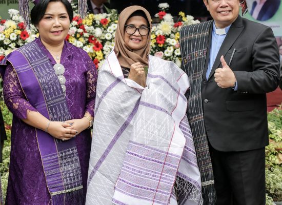 HUT ke-54 GKPS Peniel, dr Susanti Diberi Nitak dan Hiou oleh Ephorus GKPS