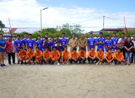 Bupati Nias Selatan, Hilarius Duha Saksikan Partai Final Bola Volly Luahawara Festival