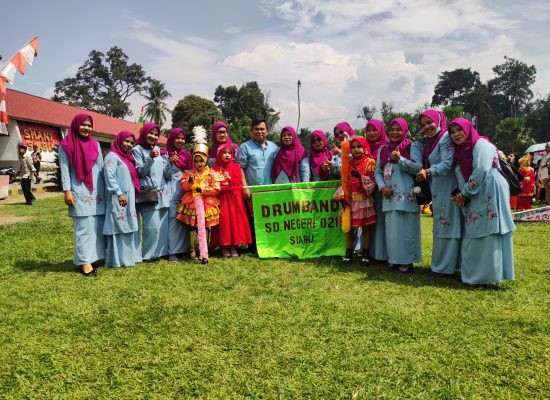 SDN 021 Siabu Tampil Apik Dipembukaan Karnaval HUT RI-79