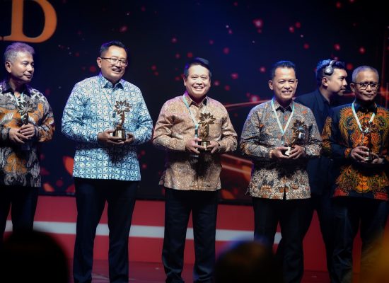 Konsisten Perkuat Literasi dan Inklusi Keuangan Syariah, BSI Terima Penghargaan dari OJK
