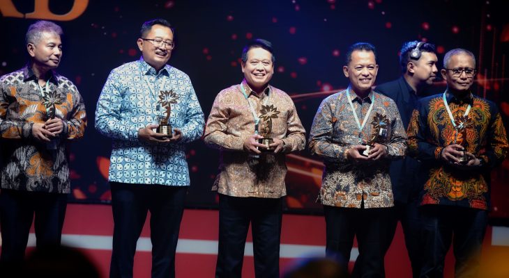 Konsisten Perkuat Literasi dan Inklusi Keuangan Syariah, BSI Terima Penghargaan dari OJK
