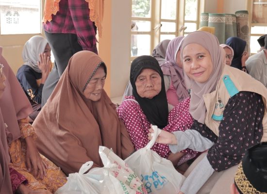 YBM PLN UP3 Pematangsiantar Salurkan Bantuan Paket Gizi