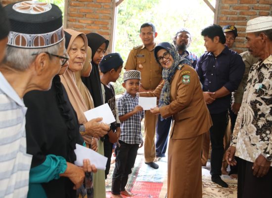 dr Susanti Serahkan Santunan ke 40 Kaum Dhuafa dan Anak Yatim di Sianțar Sitalasari