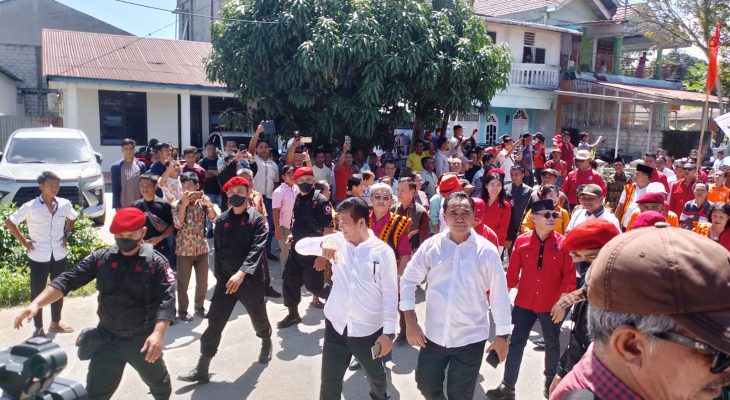 Ribuan Simpatisan Pasangan Sokhiatulo Laia – Yusuf Nakhe Antarkan Mendaftar Di KPUD Nisel