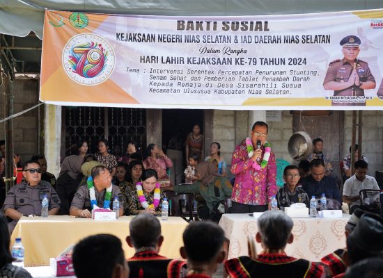 Asisten Fataloza Giawa Hadiri Giat Bakti Sosial yang Diselenggarakan Kejari Nisel di Desa Sisarahili Susua
