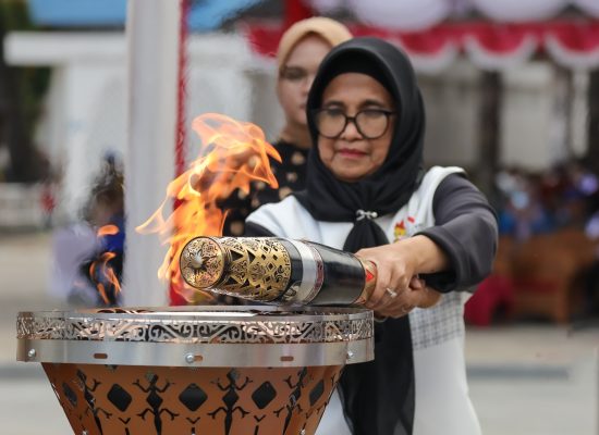 dr Susanti Sambut Kirab Api PON XXI Tahun 2024 Aceh-Sumut Wilayah Sumut di Lapangan Adam Malik
