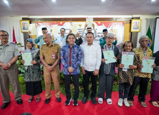 Selamatkan Setengah Triliun Aset Negara, Wamen ATR/Waka BPN Serahkan Sertipikat Tanah ke Pemkot Malang
