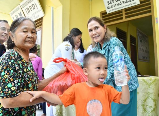 Ketua TP. PKK Kab. Nias Selatan Tinjau Giat Intervensi Stunting di Desa Hilisataro Nandisa