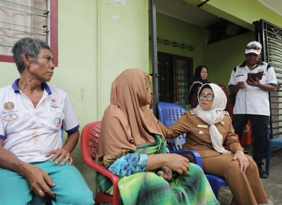 dr Susanti Kunjungi dan Serahkan Bantuan ke Korban Kebakaran di Jalan Medan Gang Air Bersih