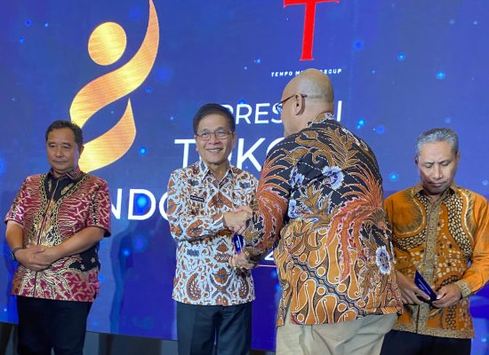 Bupati Nias Selatan Hilarius Duha Terima Apresiasi “Tokoh Indonesia 2024”