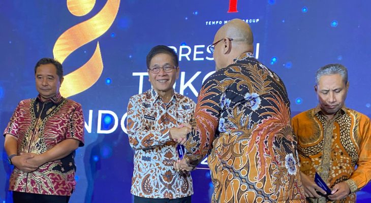 Bupati Nias Selatan Hilarius Duha Terima Apresiasi “Tokoh Indonesia 2024”