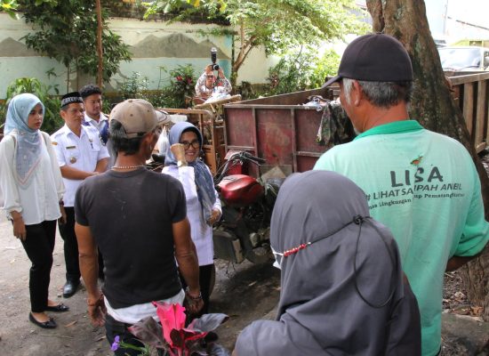 Di Tengah Kesibukan, dr Susanti Sempatkan  Diri Berinteraksi dengan Petugas Kebersihan