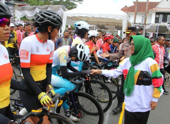 dr Susanti Lepas Peserta Road Bike Putri PON XXI Aceh-Sumut di Jalan Merdeka Pematangsiantar