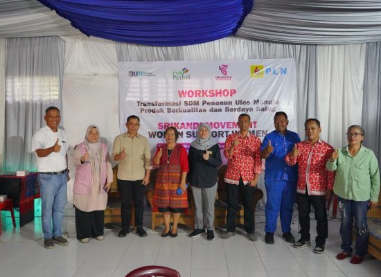 Srikandi Movement PLN: Women Support Women Penenun Ulos di Hari Pelanggan Nasional