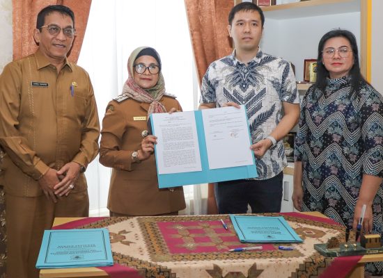 dr Susanti dan PT Suriatama Mahkota Kencana Tandatangani Serah Terima Pertama GOR