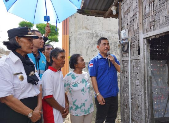 Warga Desa Cinta Damai Disambung Listrik Gratis