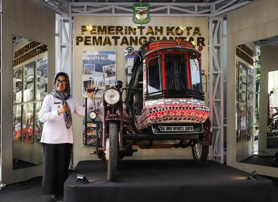 Promosikan “Ayo ke Sianțar”, dr Susanti Resmikan Display Becak Siantar di Bandara Kualanamu