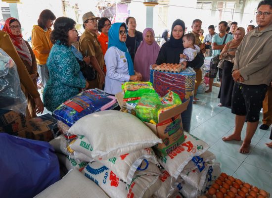 dr Susanti Kunjungi dan Berikan Bantuan kepada Korban Kebakaran di Komplek Bangsal