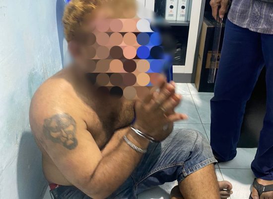 Pria Tambun, Rambut Pirang dan Bertato Singa Digimbali Warga, Ini Penyebabnya…