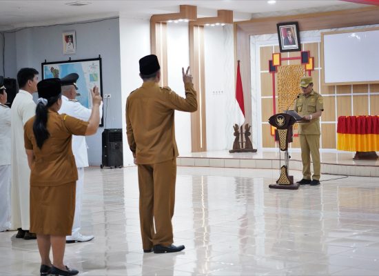 Bupati Nias Selatan Hilarius Duha Lantik Pejabat Administrator