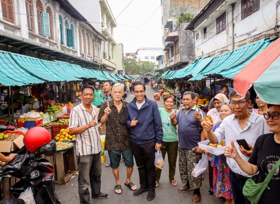Rico Waas Serap Aspirasi Pedagang Pasar Hindu dan Pengunjung Warung Apek