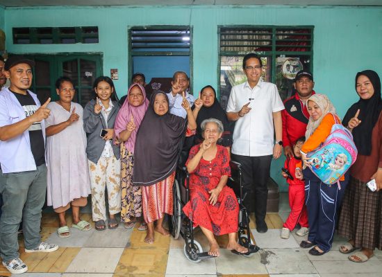 Istri Penderita Stroke di Medan Sunggal Terharu  Saat Terima Kursi Roda dari Rico Waas