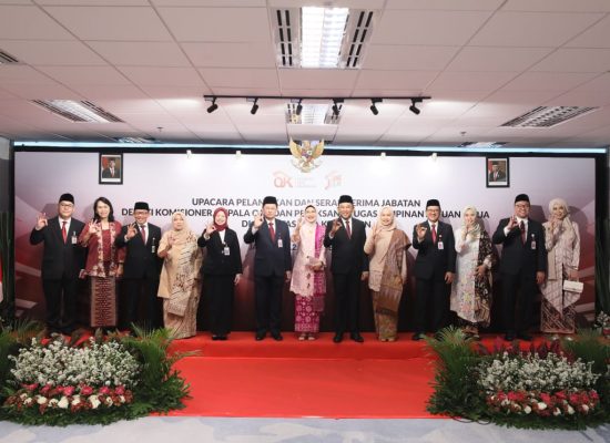 Perkuat Organisasi OJK Lantik Pejabat Level Deputi Komisioner dan Kepala OJK Daerah