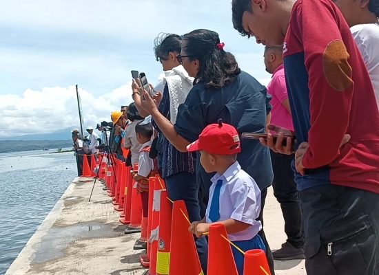 Senangnya Siswa SD Lihat Atraksi Peski Air di Danau Toba, Motivasi jadi Atlet